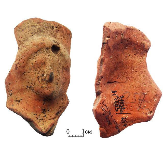 Фрагмент протомы. Елизаветовское городище, сборы 2015 г. (из фондов АМЗ) Фрагмент протомы. Елизаветовское городище, сборы 2015 г. (из фондов АМЗ)