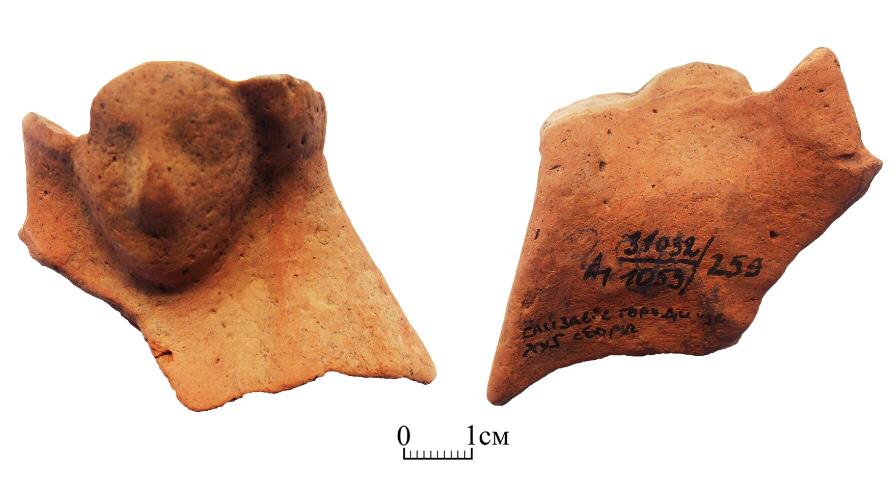 Фрагмент протомы. Елизаветовское городище, сборы 2015 г. (из фондов АМЗ) Фрагмент протомы. Елизаветовское городище, сборы 2015 г. (из фондов АМЗ)