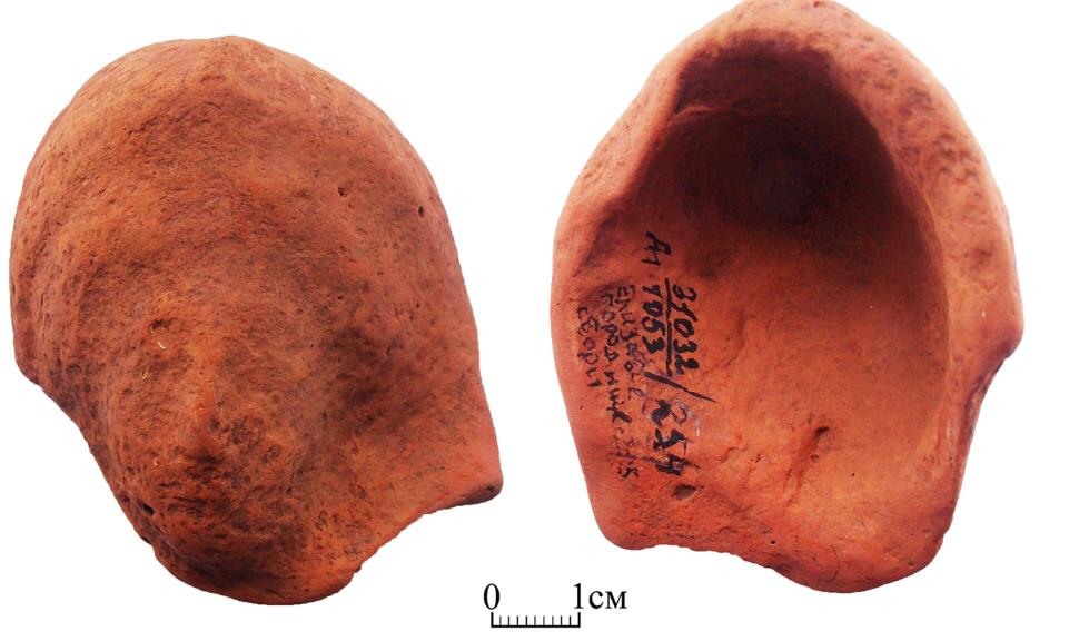Фрагменты протомы Деметры. Елизаветовское городище, сборы 2015 г. (из фондов АМЗ) Фрагменты протомы Деметры. Елизаветовское городище, сборы 2015 г. (из фондов АМЗ)
